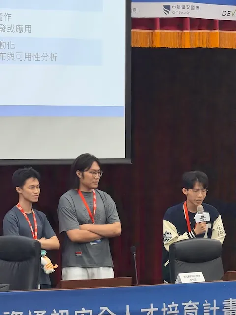 沒有我們自己這組的的，但基本上每組姿勢一模一樣，這組最嚴肅